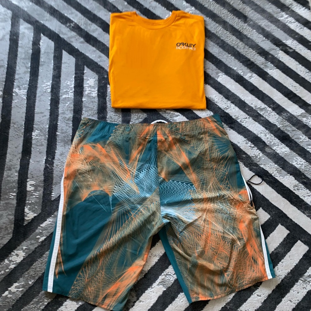 Oakley size 40 shorts xxl tee
